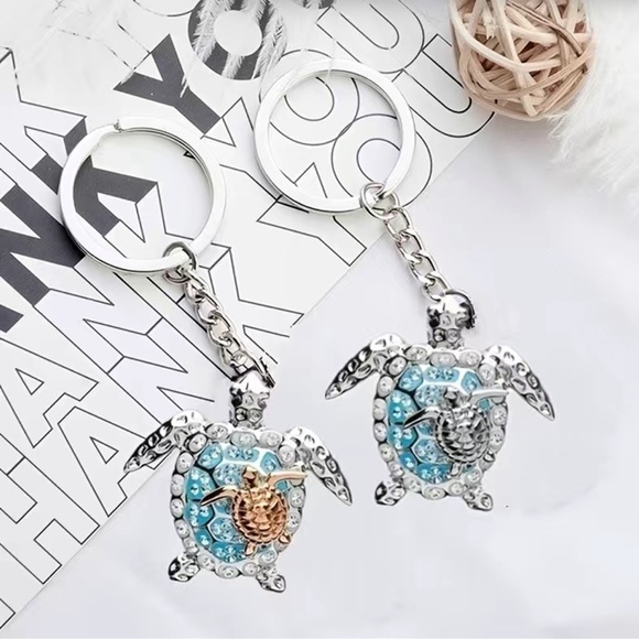 NWT 🏝️🔑 SILVER/BLUE CRYSTAL EMBELLISHED MAMA/BABY SEA TURTLES CHARM KEY CHAIN - Picture 5 of 5